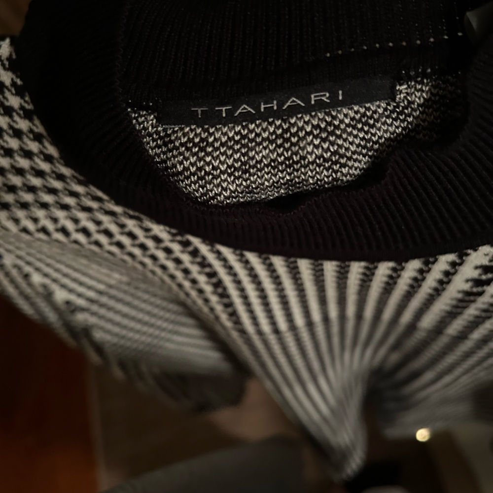Tahari fitted sweater